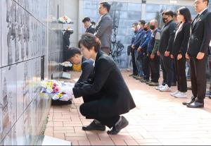 국립이천호국원, 국가유공자 무연고 묘소 카네이션 헌화 행사 개최